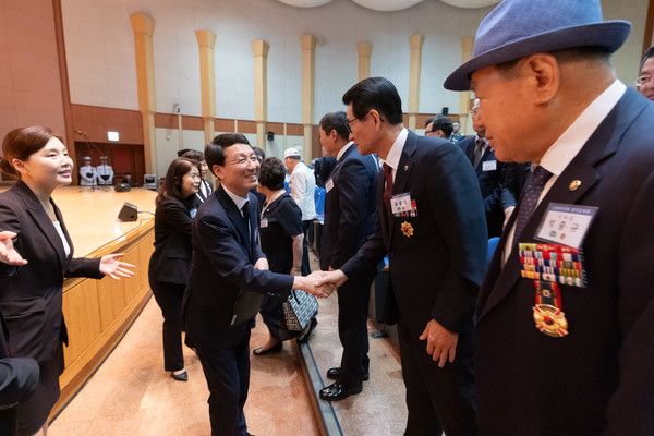 '6·25전쟁 제75주년 행사'에서 참전유공자들과 인사를 하는 김성중 부지사 /사진제공=경기도