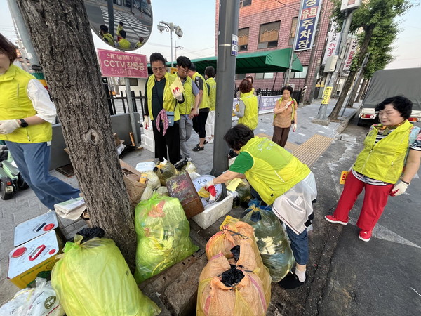 진주시 중앙동 시민수사대, 쓰레기 불법투기 단속 및 환경정비 실시/사진제공=진주시
