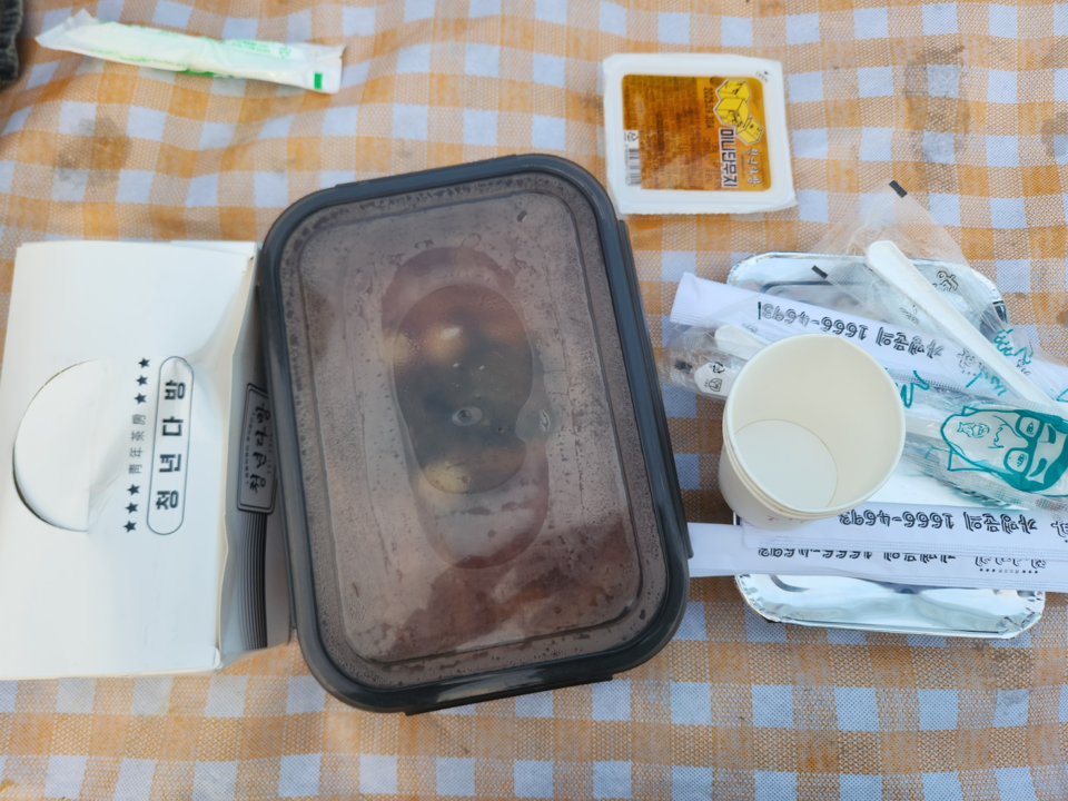 한강공원에서 다회용기로 직접 배달을 시켜 봤다. /사진=문준호 객원기자