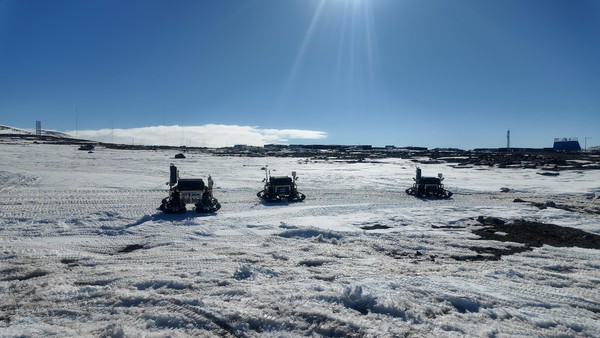 멀티 작업 테스트 중인 극한지 이동 로봇 /사진제공=해양수산부