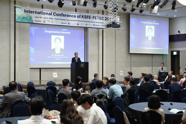 임상섭 산림청장(가운데)이 서울대학교 삼성컨벤션센터에서 열린 '한국산림공학회 국제공동학술대회'에 참석해 축사를 하고 있다. /사진제공=산림청