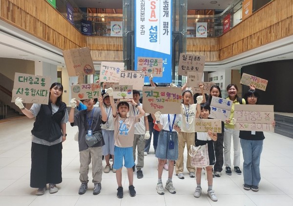 재활용 피켓을 들고 기후위기 캠페인을 펼친 광명시 아동참여위원회 위원들 /사진제공=광명시