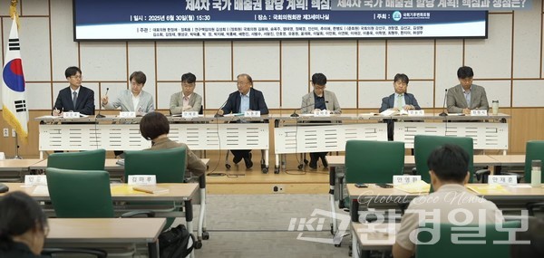 기후솔루션의 박현주 책임연구원은 “그간 한국은 배출권을 지나치게 ‘선심 쓰듯’ 나눠줬다. 배출권은 사회적 자산이며, 탄소에는 분명히 가격이 매겨져야 한다”고 제언했다.