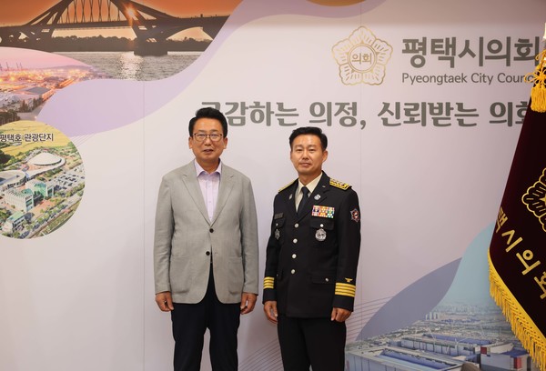 송탄서방서장과 평택시의회 강정구 의장 기념촬영  /사진제공=평택시의회