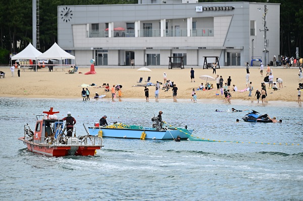 속초시가 관내 해수욕장 개장을 앞두고 관계기관과 합동훈련을 진행했다. /사진제공=속초시