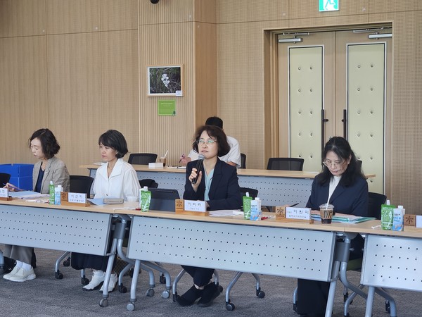 정책자문위원회 기획조정 분과회의 중인 이미라 산림청 처장(오른쪽에서 두 번째) /사진제공=산림청