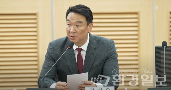 정희용 의원은 “기후위기가 초래하는 복합재난에 대응하기 위해선 산림관리, 정보기술, 지역행정, 시민역량이 통합적으로 움직여야 한다”고 강조했다. /사진=국회기후변화포럼 유튜브