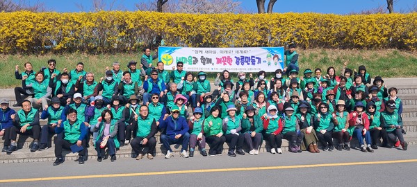 친절‧정직‧깨끗한 강릉 만들기 퍼포먼스 /사진제공=강릉시