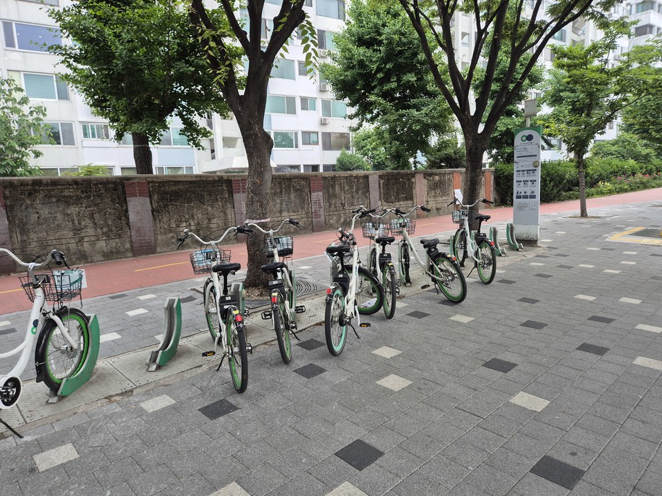 여의도한강공원에서 가장 가까운 여의나루역 1번 출구 앞에 거치된 따릉이 /사진=김태현 객원기자 