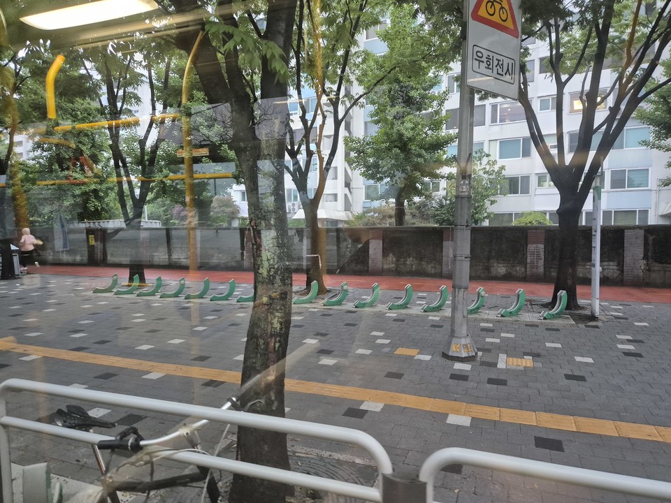 여의나루역 1번 출구 앞 거치대에는 따릉이가 있는 날보다 없는 날이 더 많았다. /사진=김태현 객원기자