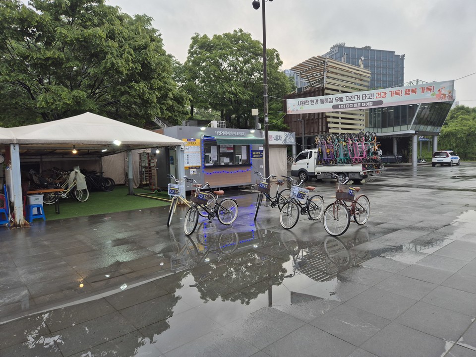 한강공원 내부에 있는 따릉이 대여소  /사진=김태현 객원기자