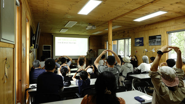 인천 남동유수지에서 저어새 가락지 부착활동을 시민 참관 프로그램과 함께 진행하고 있다. /사진제공=저어새 생태학습관