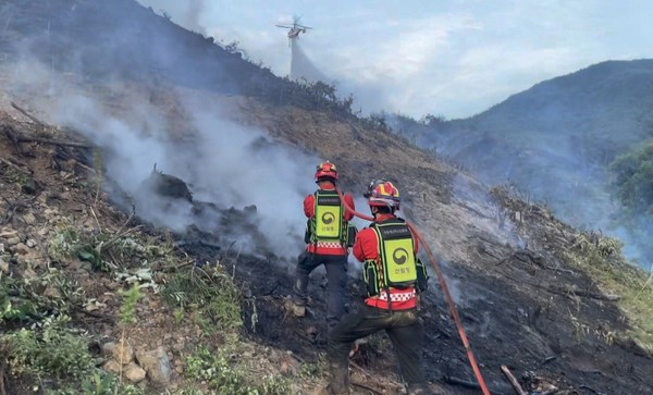 산림청 산불진화헬기와 공중진화대 등이 폭염속에서 산불을 진화하고 있다. / 사진제공=산림청