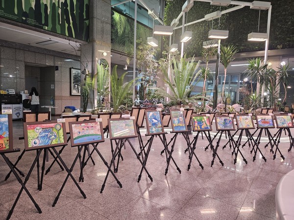 부천시청 로비에 전시된 제17회 어린이 물사랑 그림그리기 수상작 전시 /사진제공=부천시