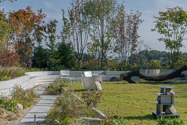 다양한 식물군이 있는 더샵갤러리 옥상정원/사진=포스코이앤씨