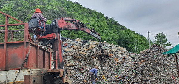 전국 폐기물 선별장 노동자 145명을 대상으로 진행한 실태조사 결과에 따르면, 응답자의 87%가 산업재해를 겪은 경험이 있으며, 근골격계 질환, 기관지염, 피부질환 등 건강 문제가 지속적으로 발생하고 있는 것으로 나타났다. /사진=환경일보DB