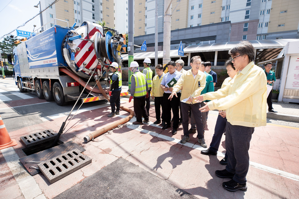 금한승 환경부 차관이 9일 충북 청주시 일대에서 하천정비사업 및 빗물받이 준설 현장, 맨홀 추락방지시설 등을 점검하며 “예상하지 못한 극한 호우가 빈번해지고 있는 만큼 침수대응 시설 점검‧관리에 만전을 다해 줄 것”을 당부했다. /사진제공=환경부