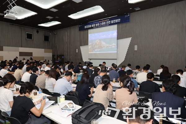 지난 8일 경기 고양시 킨텍스 제2전시장 세미나실에서 열린 ‘2025년 산업안전보건의 달’ 세미나의 일환으로 ‘중대재해 예방 분야 스마트 안전 발전방안’을 주제로 세미나가 개최됐다. /사진=박준영 기자