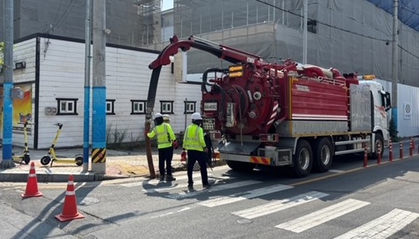 집중호우 대비 도로변 빗물받이 준설 현장  /사진제공=영천시