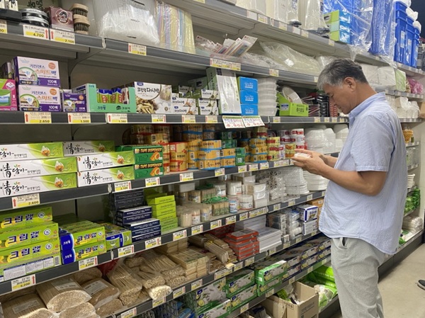 포항시가 여름철 대비 위생용품 제조업소 지도점검에 나섰다. /사진제공=포항시