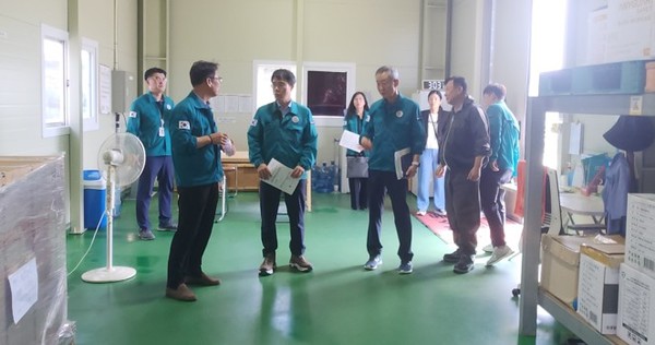 김신호 양산시 부시장은 7월9일 산란계 농장과 축산종합방역소를 방문, 재해현장점검에 나섰다. /사진제공=양산시 