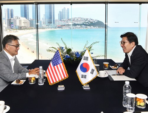 박형준 부산시장은 7월9일 주한미국대사관 윤 대사대리와 만나 상호 발전 방향을 논의했다. /사진제공=부산시