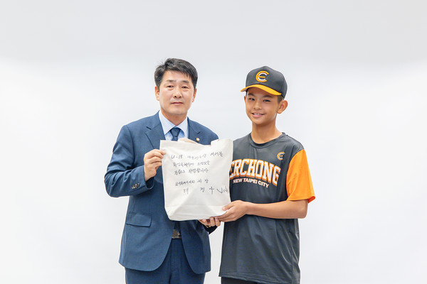 배정수 의장 선수단 대표와 기념사진 /사진제공=화성특례시