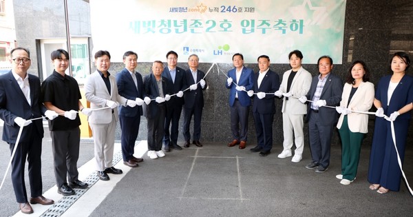 새빛 청년존(Zone 2호) 입주기념식 현판 제막식 /사진제공=수원특례시의회
