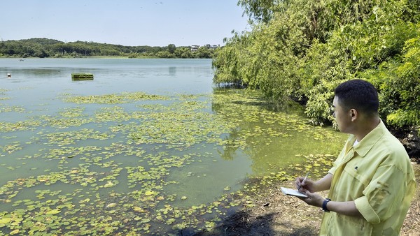 한채훈 의왕시의회 의원 왕송호수 녹조 현장 긴급 방문 점검 /사진제공=의왕시의회