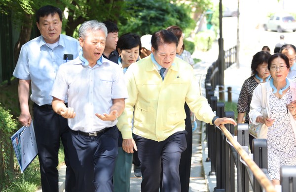 최대호 안양시장 11일 오전 10시 30분 새롭게 조성된 차 없는 거리 호성안녕길 방문해 점검  /사진제공=안양시