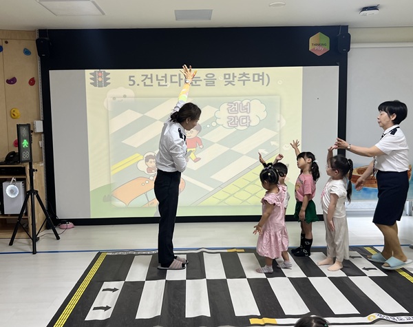 모의 횡단보도에서 직접 횡단보도를 건너는 실습 /사진제공=경주교육지원청