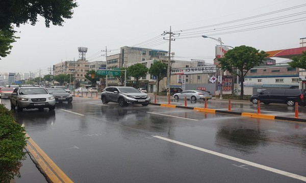 노면빗물분사시스템 가동(수원종합운동장 앞) /사진제공=수원시