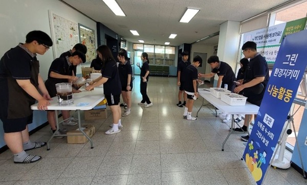 개인 컵과 텀블러 지참 학생에게  음료를 제공하는 약목중학교  /사진제공=칠곡교육지원청