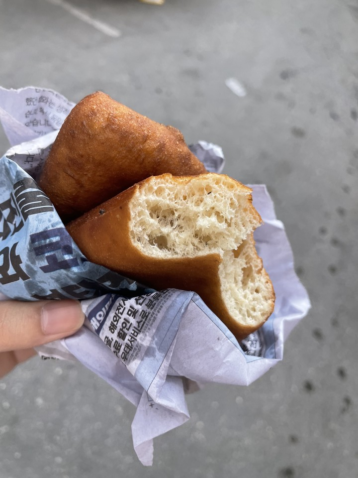 탄자니아에서 빵 포장재로 사용되는 한국 신문지 /사진=김해원 객원기자 