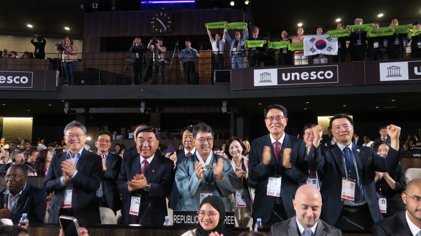‘반구천 암각화’ 유네스코 등재를 기뻐하는 최응천 국가유산청장(가운데) 등 정부 대표단 /사진제공=국가유산청
