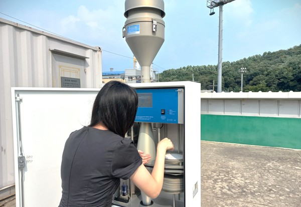 시료채취 /사진제공=경기도보건환경연구원