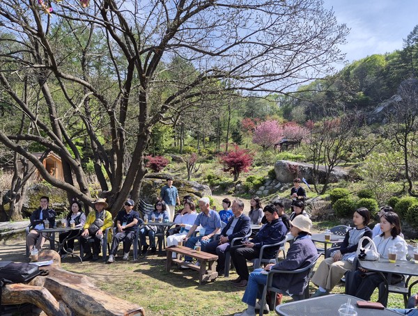 이웃산촌여행 참가자들이 프로그램에 집중하고 있다. /사진제공=한국임업진흥원