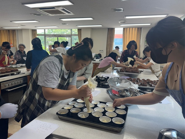 제과 실습 교육을 받는 수강생들 /사진제공=봉화군 