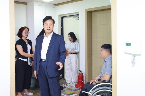 김성제 의왕시장 하절기 취약계층 건강 보호 지원사업 현장 점검  /사진제공=의왕시