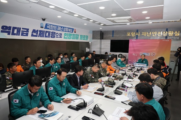 산불 대응 회의를 주재하고 있는 이강덕 포항시장(2025년 4월) /사진제공=포항시