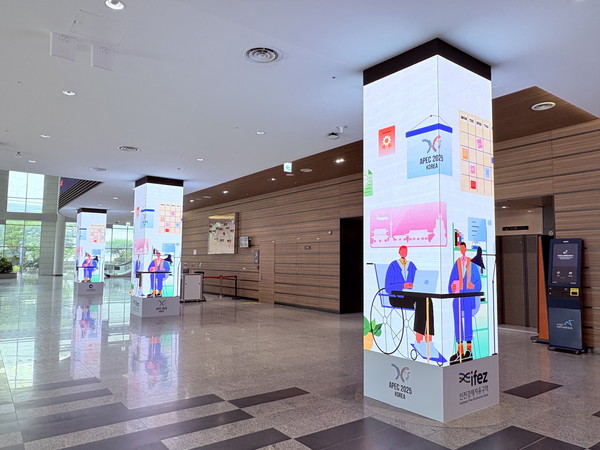 새 단장된 남문 미디어월 전경 /사진제공=인천관광공사