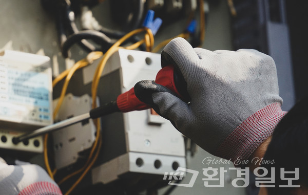 새 정부 출범 이후 처음으로 노동기본권 확대와 불평등 해소를 본격적으로 다룬 국회 차원의 공개 정책을 논의하는 자리가 15일 국회의원회관에서 열렸다. /사진=환경일보db