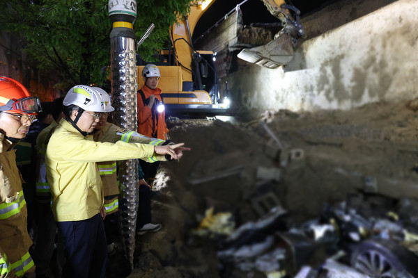 16일 오후 김동연 경기도지사, 오산 가장교차로 옹벽 붕괴 사고 현장방문 /사진제공=경기도