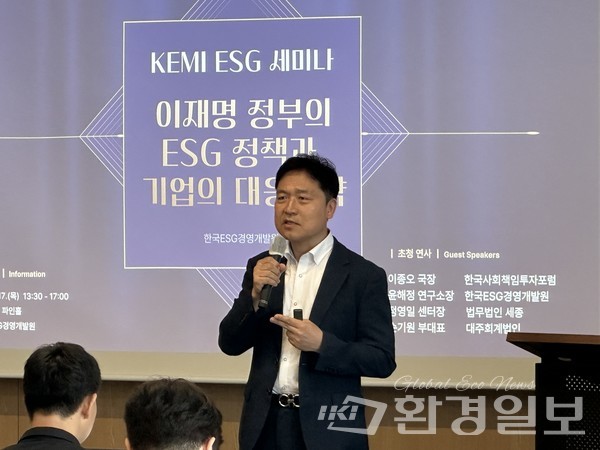 이한성 한국ESG경영개발원 대표는 ESG 경영이 선택이 아닌 필수임을 강조하며, 기업 전략에 ESG를 통합하고 법제화 및 제도 정비를 통해 실무자의 어려움을 해소하는 것이 기업 경쟁력 확보의 핵심이라고 밝혔다. /사진=박준영 기자