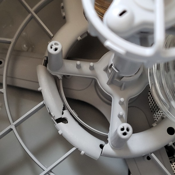 유아용 젖병세척기 내부가 심각하게 파손돼 미세플라스틱 검출이 의심되는 문제가 발생했다. /사진제공=오르테·소베맘 젖병세척기 피해자 모임