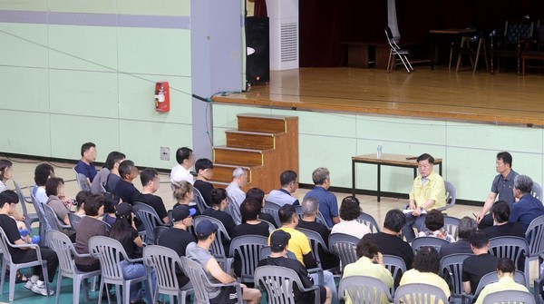 박승원 광명시장 소하동 아파트 화재 이재민 대피소인 광명시민체육관 방문해 이재민 위로하고 적극적인 지원 약속 /사진제공=광명시