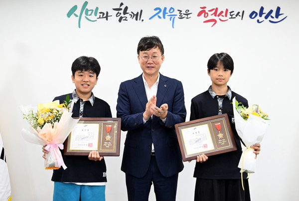 무더위 속 어르신 도운 성호중 학생 2명 표창장 수여 /사진제공=안산시