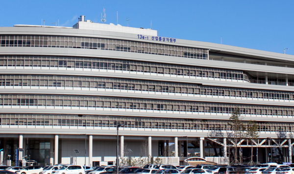 김정관 산업부 장관이 취임 직후 첫 일정으로 전력수급 현장을 점검하며 집중호우로 인한 피해 복구 및 여름철 전력수요 대응에 만전을 당부했다고 밝혔다. 위 사진은 산업부 청사 /사진=환경일보DB