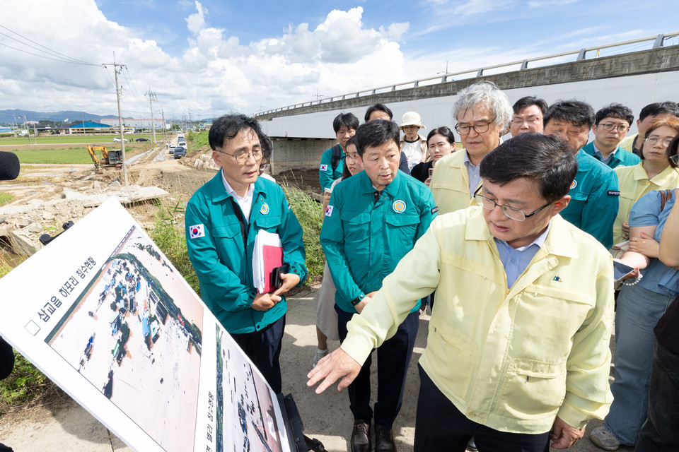 김성환 신임 환경부 장관이 22일 충남 예산군 삽교천 제방 유실 현장을 찾아 피해 상황을 점검했다. /사진제공=환경부