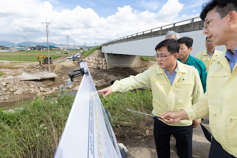 22일 충남 예산군 삽교천 제방 유실 현장을 찾아 피해 상황을 점검하는 김성환 장관 /사진제공=환경부